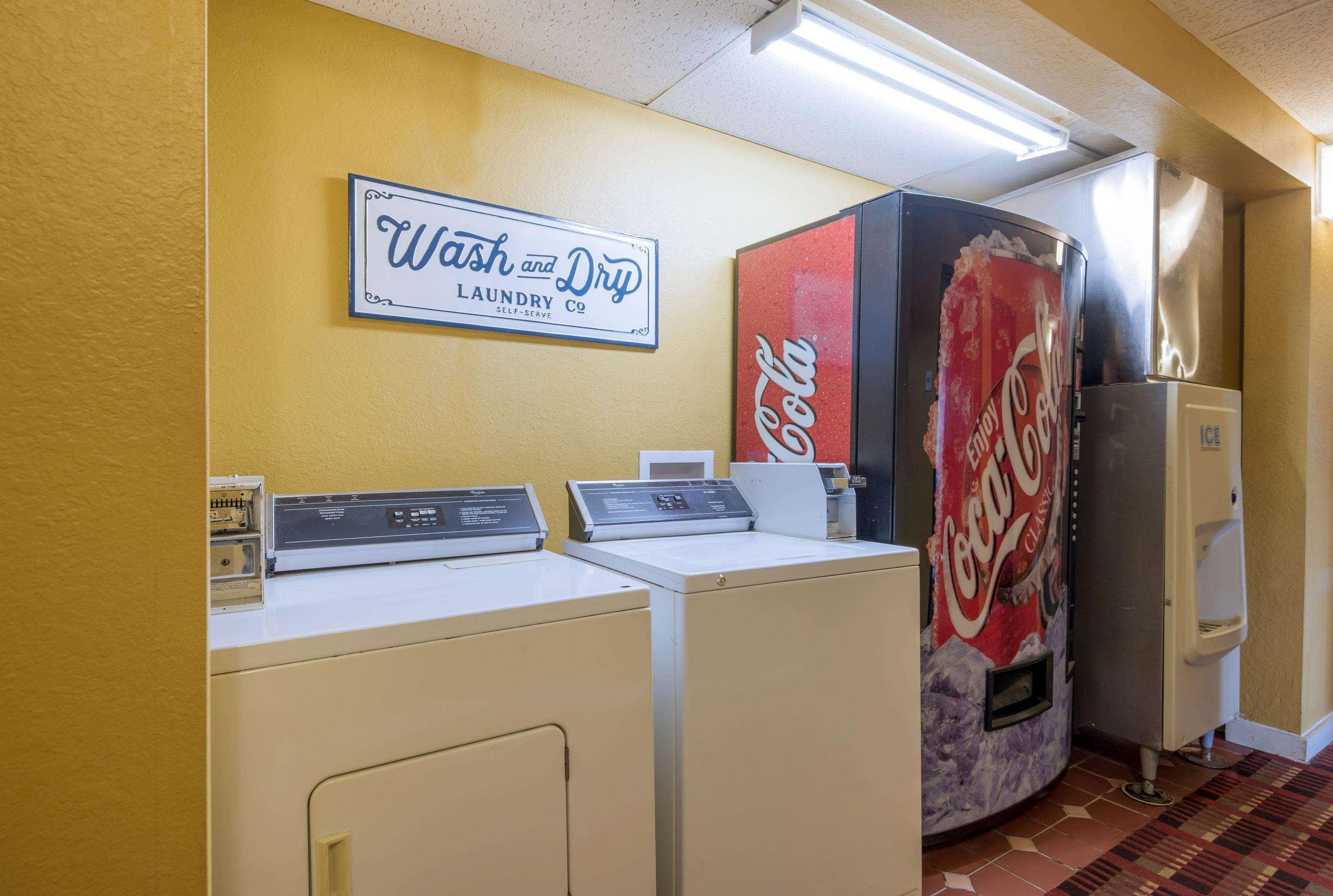 罗德威酒店 本顿 外观 照片